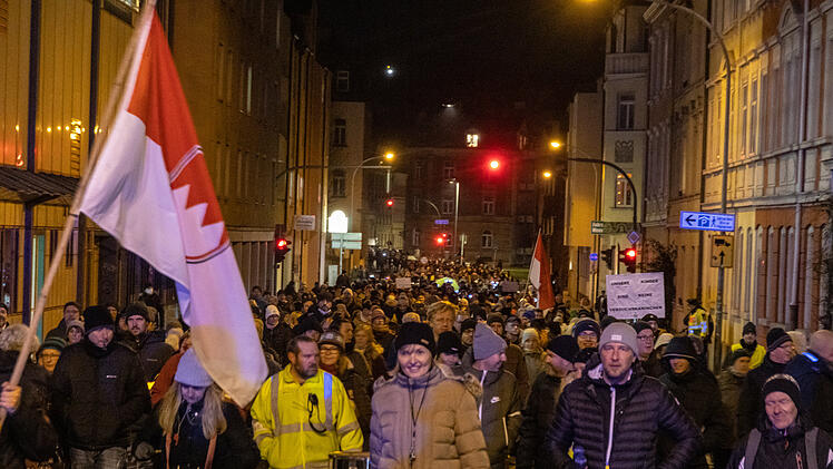 Wie hier in Bamberg häufen sich derzeit in vielen deutschen Städten die sogenannten "Corona-Spaziergänge". Häufig finden die Proteste unangemeldet statt. Wie soll die Polizei damit umgehen?
