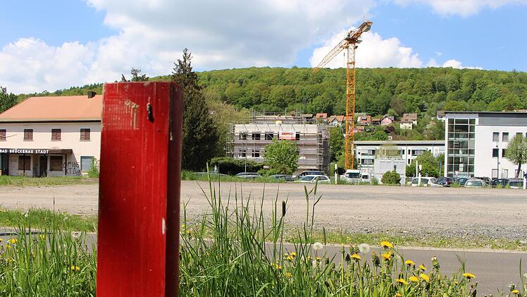 Gegenüber des Bahnhofsgebäudes, des Medzentrums und in der Nähe des Kindergarten "Rhönstrolche" soll eine Trafostation gebaut werden. Foto: Julia Raab