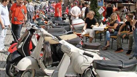 In Reih und Glied standen die Blechroller auf dem Marktplatz und lockten zahlreiche Schaulustige an.