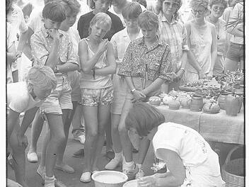 Die Initiatorin des ersten Kunsthandwerkermarktes, Mia Hochrein, präsentierte 1986 ihre Töpferarbeiten beim Kunsthandwerkermarkt und fand ein interessiertes Publikum. Foto: Archiv/Heike Beudert