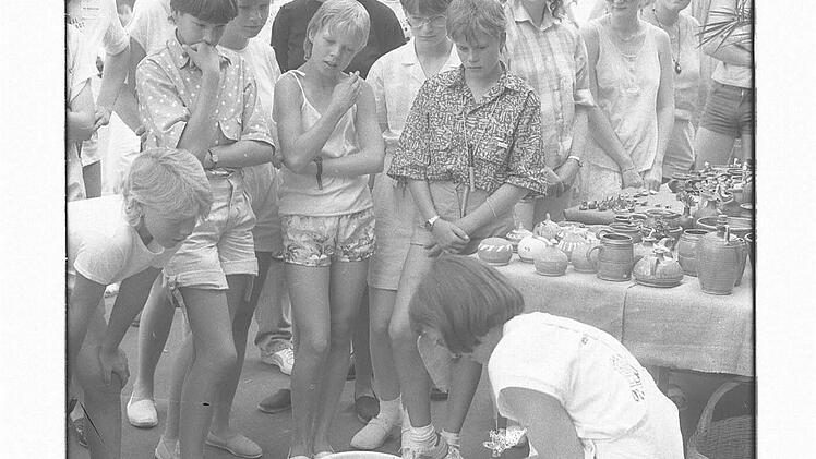 Die Initiatorin des ersten Kunsthandwerkermarktes, Mia Hochrein, präsentierte 1986 ihre Töpferarbeiten beim Kunsthandwerkermarkt und fand ein interessiertes Publikum. Foto: Archiv/Heike Beudert