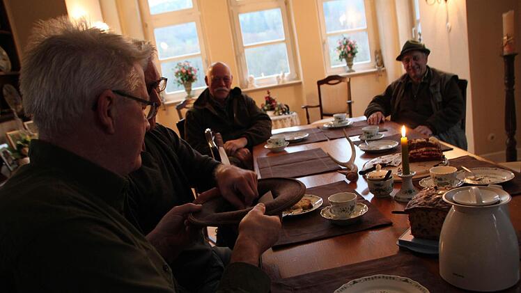 Die kommen in Humburgs Hut und jeder zieht einen Zettel.