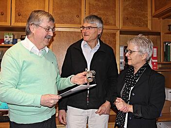Herbert Stang (links) wurde für seine Tätigkeit, die er als Referent 25 Jahre für das UBIZ und die Volkshochschule erbracht hat von Bettina Stroh, Leiterin des UBIZ und Bernhard Schurig von der VHS (von links) geehrt. Foto: Helmut Will