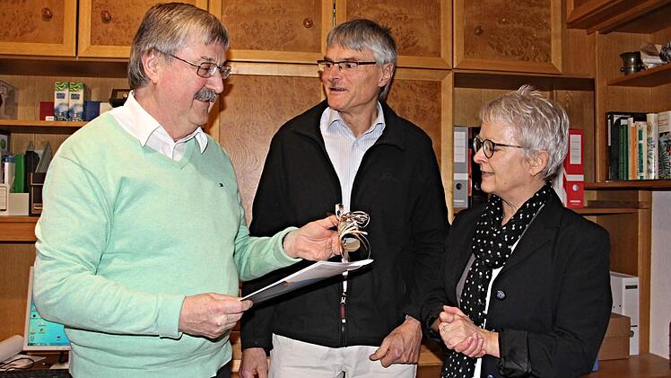 Herbert Stang (links) wurde für seine Tätigkeit, die er als Referent 25 Jahre für das UBIZ und die Volkshochschule erbracht hat von Bettina Stroh, Leiterin des UBIZ und Bernhard Schurig von der VHS (von links) geehrt. Foto: Helmut Will