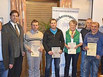 Gruppenbild mit den geehrten Z&uuml;chtern Foto: Markus Schricker