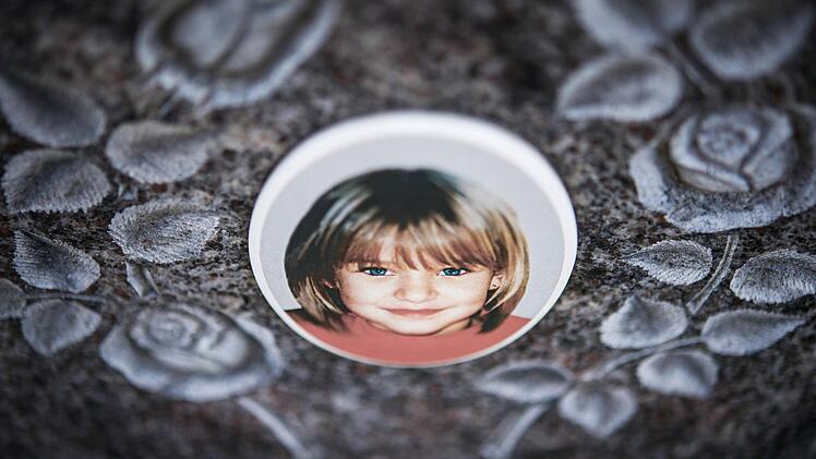 Was geschah mit der kleinen Peggy? Ein Foto auf einem Gedenkstein auf dem Nordhalbener Friedhof erinnert an die im Mai 2001 verschwundene Schülerin aus dem oberfränkischen Lichtenberg.  Foto: David Ebener/dpa