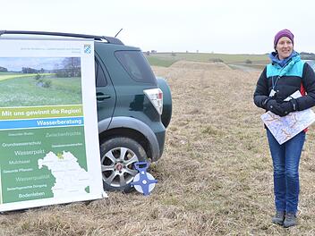 Wasserberaterin Gesche Petersen steht auf einem Grünstreifen, der Gewässer vor dem Eintrag von erodiertem Boden schützt. Fotos: Rainer Lutz