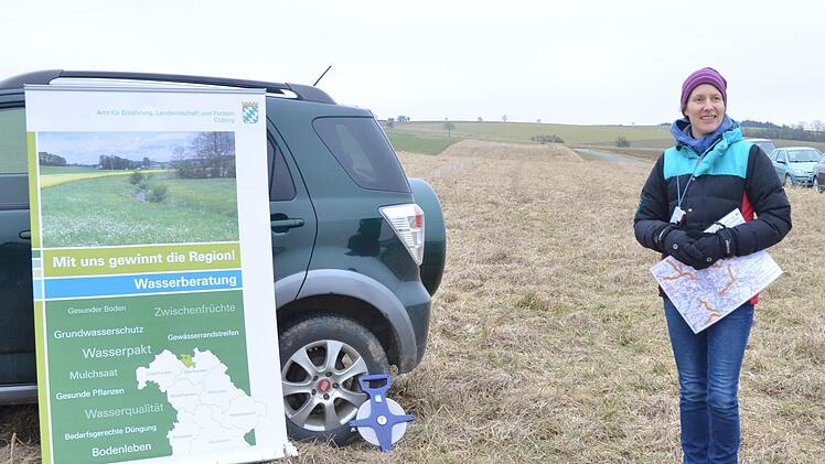 Wasserberaterin Gesche Petersen steht auf einem Grünstreifen, der Gewässer vor dem Eintrag von erodiertem Boden schützt. Fotos: Rainer Lutz