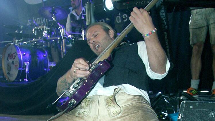 Leadgitarrist Sascha von der Band "Die Münchner G'schichten" legte sich am Samstagabend mächtig ins Zeug, um die Weisendorfer zu unterhalten. Foto: Richard Sänger