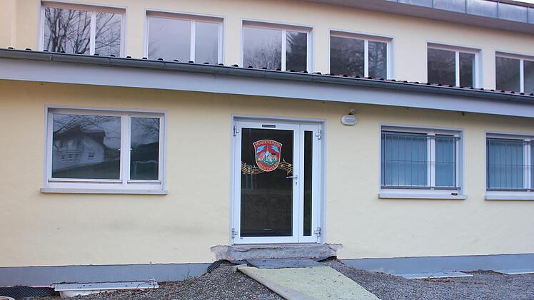 Der Musikverein probt in der Alten Schule in Hassenbach. Im April soll der Hof gepflastert werden.  Foto: Birgit Will
