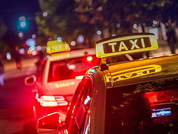 Die 24-J&auml;hrige war in der Nacht auf Dienstag unterwegs. Sie fuhr alleine mit einem Gro&szlig;raumtaxi. Symbolfoto: Lino Mirgeler/dpa
