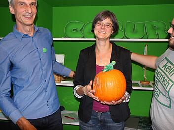 Statt Schnittblumen, die sie nicht mag, bekam Ina Sinterhauf nach der Nominierung zur OB-Kandidatin der Coburger Grünen einen Kürbis überreicht. Links Michael Dorant, rechts Kevin Klüglein vom Vorstand der Grünen.Foto: Oliver Schmidt
