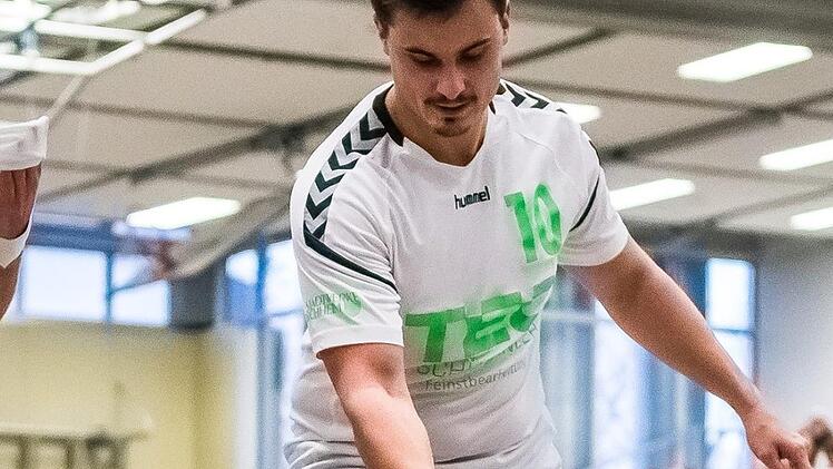Der Ex-Buckenhofener Tobias Distler hilft dem SVBler Florin Rusu in einem weitgehend fairen Derby auf die Beine.