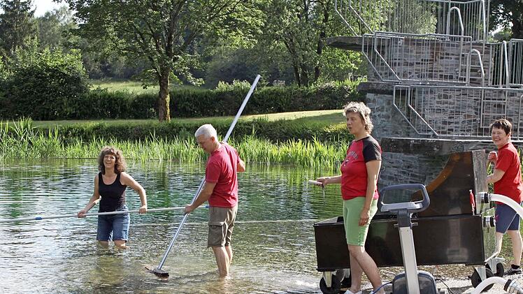 Alle haben ein gemeinsames Ziel: das Naturerlebnisbad in Nordhalben zu öffnen. Deshalb wurden im Vorfeld zahlreiche Maßnahmen durchgeführt. Nun saugte man noch den Boden des Beckens ab und führte entsprechende Reinigungsarbeiten durch. Bei schönem Wetter ist das Bad von 12 bis 19 Uhr geöffnet.  Foto: M. Wunder