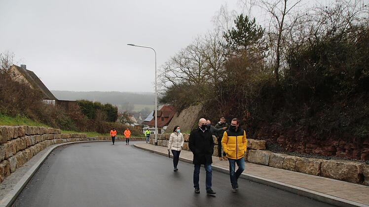 Kleiner Rundgang über die neu gestaltete Ortsdurchfahrt. Foto: Thomas Malz