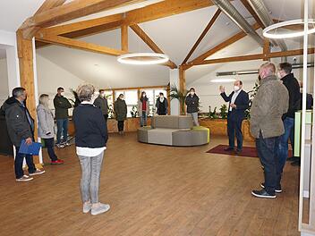 Die Gemeinderäte und Bürgermeister Dieter Muth besichtigten den neuen  Kindergarten in Oberleichtersbach. Foto: Marion Eckert