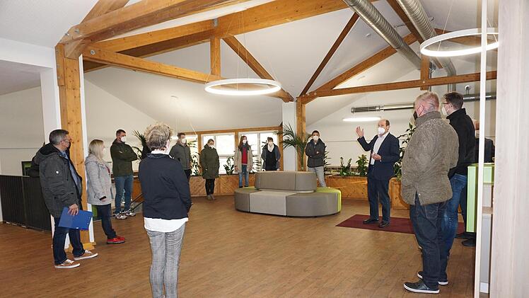 Die Gemeinderäte und Bürgermeister Dieter Muth besichtigten den neuen  Kindergarten in Oberleichtersbach. Foto: Marion Eckert