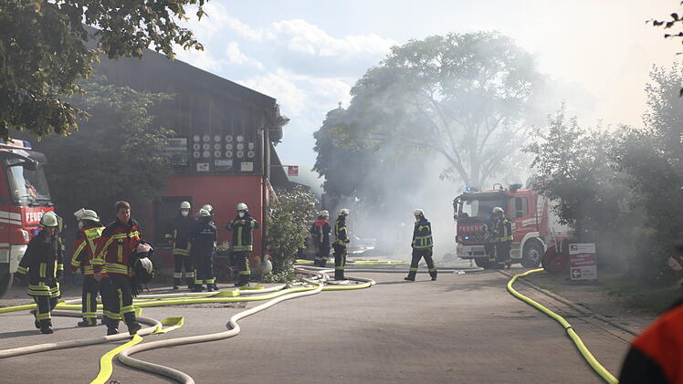 Flammen schlagen aus Scheunendach