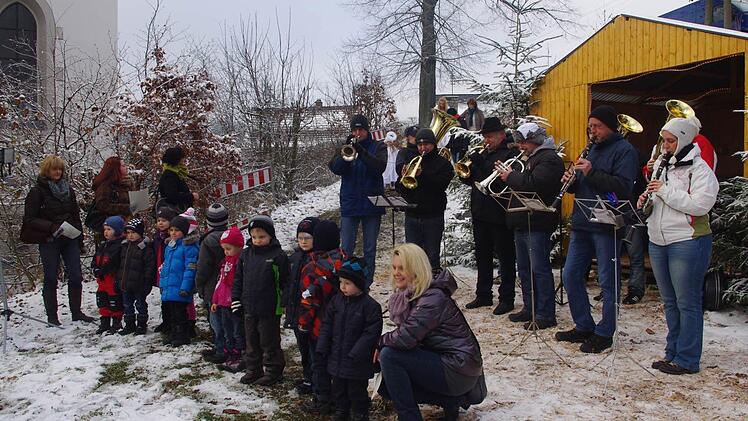 Die Eröffnung des Weihnachtsmarktes wurde vom Musikverein Wilhelmsthal mit Weisen umrahmt.