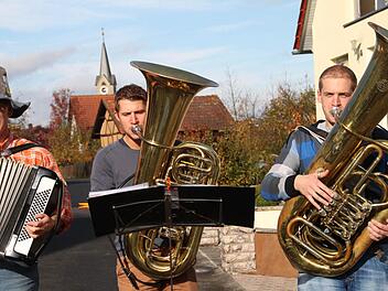 Beim milden Herbstwetter wurden auch die Finger der Musiker nicht kalt.Foto: Heike Beudert