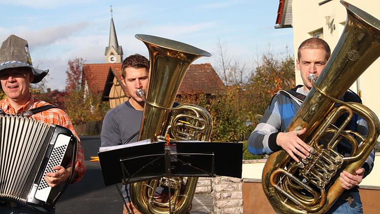 Beim milden Herbstwetter wurden auch die Finger der Musiker nicht kalt.Foto: Heike Beudert