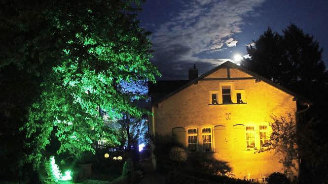 Der Mond geht über dem Erhardtsgarten auf.  Foto: Friedwald Schedel