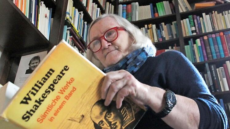 Die Intendantin des Theaterrings Gerhild Ahnert kennt sie alle: die Stücke von William Shakespeare. König Lear ist ihr Lieblingswerk Foto: Anja Greiner