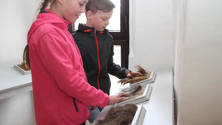 Hanna und Leo befühlen Tierfelle.