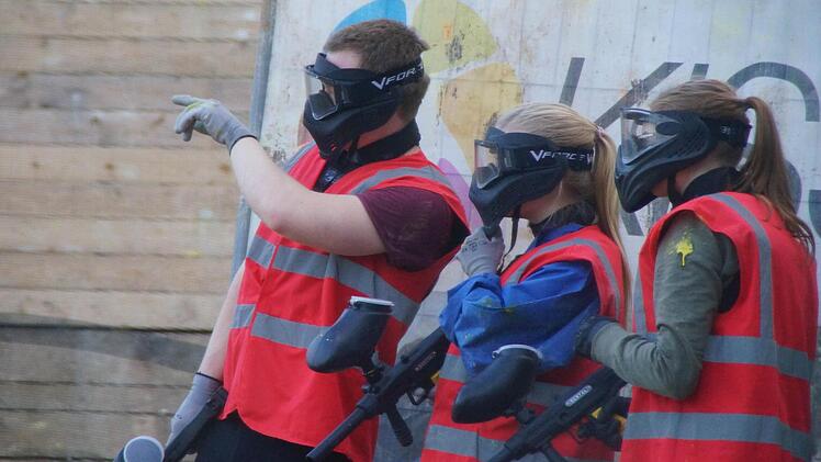 Das rote Team mit Markus Gro&szlig;mann, Luisa K&auml;mmerer und Dorothee Landgraf im Taktikgespr&auml;ch. Foto: Frank Sterrmann/ Kisspark