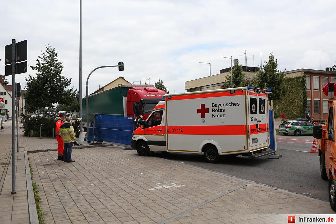 Seniorin von Lkw erfasst und ueberrollt - Ortsdurchfahrt von Stein komplett gesperrt