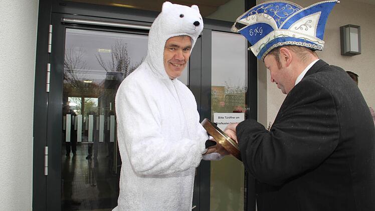 Nach einem kurzen Ringen um einen symbolischen Rathausschlüssel gab ein als Eisbär verkleideter Bürgermeister. Foto: Gerda Völk