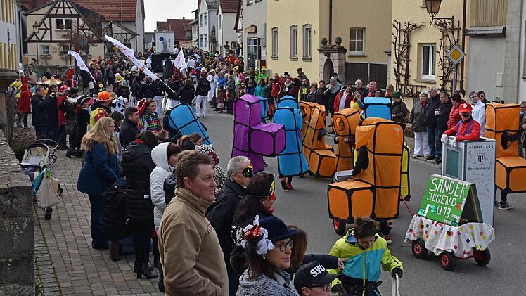 Bunt, kreativ und heiter war der diesjährige Faschingsumzug des Oberthereser Carnevalsvereins.