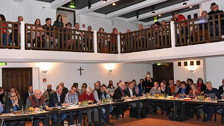 Rund 80 Bürger verfolgten die Sitzung des Haßfurter Stadtrates am Montagabend, als es um das Museum zur Präsentation des Lebenswerkes des international angesehenen Künstlers Herman de Vries aus Eschenau ging. Das Gremium votierte gegen das Kunsthaus.  Foto: Ulrike Langer