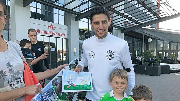 Mit Bild, Fotocollage und Autogramm: Jonas (im Borussen-Trikot) und sein j&uuml;ngerer Bruder Linus sind froh &uuml;ber den Kontakt mit ihrem Idol Lars Stindl. Daf&uuml;r aber musste der &Auml;ltere der Beiden ziemlich viel Geduld aufbringen.  Fotos: Frank G&auml;belein (2), Bernhard Panzer