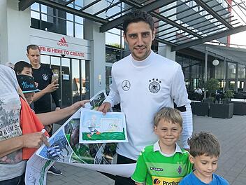 Mit Bild, Fotocollage und Autogramm: Jonas (im Borussen-Trikot) und sein jüngerer Bruder Linus sind froh über den Kontakt mit ihrem Idol Lars Stindl. Dafür aber musste der Ältere der Beiden ziemlich viel Geduld aufbringen.  Fotos: Frank Gäbelein (2), Bernhard Panzer