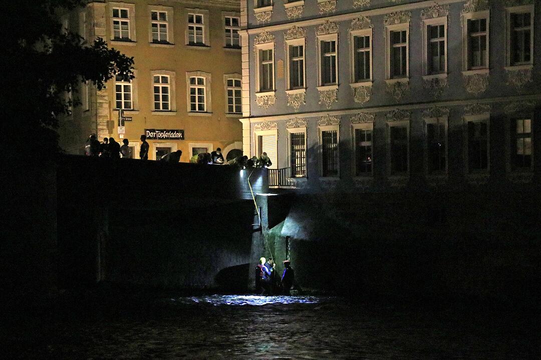 Mann stand plötzlich im Wasser