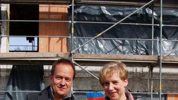 Kindergartenleiterin Silvia Bittroff überreichte selbstgebastelte Richtfest-Orden natürlich auch an den Architekt Dieter Nitsche vom Büro Format4ier aus Litzendorf.