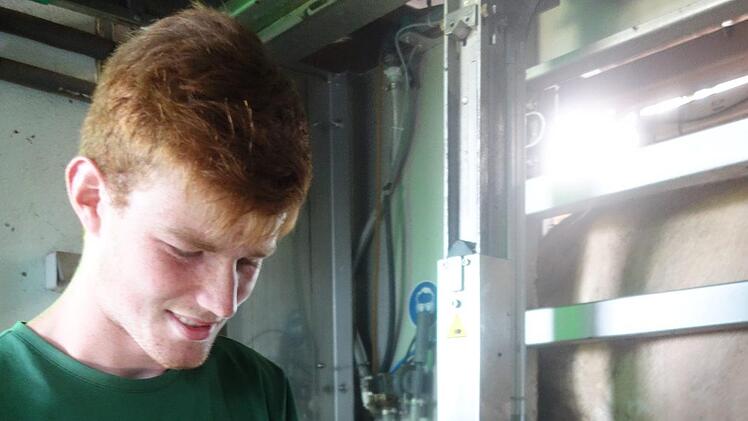 Adrian Becker testet die Milch am Melkroboter. Foto: Doris Weidner