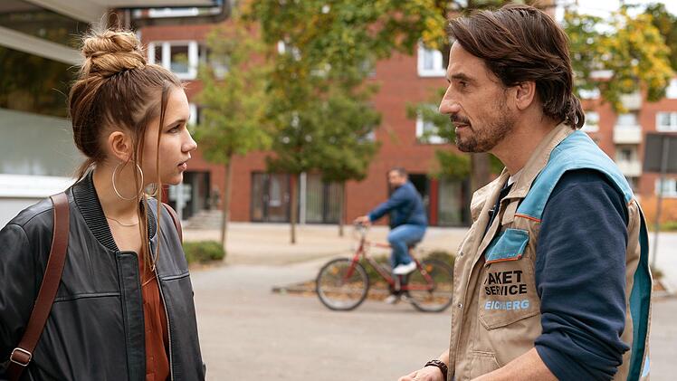 Seine Tochter Flo (Anna-Lena Schwing) weiß nichts vom Reichtum ihres Vaters Henry (Oliver Mommsen).