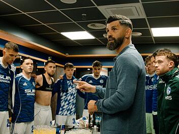 Trainer Miron Muslic hat auf Schalke die Leidenschaft neu entfacht. Nach einer katastrophalen Vorsaison h&auml;tte kaum einer den Aufstieg f&uuml;r m&ouml;glich gehalten. Doch die Mannschaft hat es geschafft. Ein zumindest kleines Fu&szlig;ballwunder.