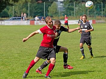 Andreas Böhnlein (im Vordergrund) ebnete mit seinen Vorlagen gegen den TBVFL Neustadt-Wildenheid (Bild) den Weg zum Sieg. Foto: Heinrich Weiß