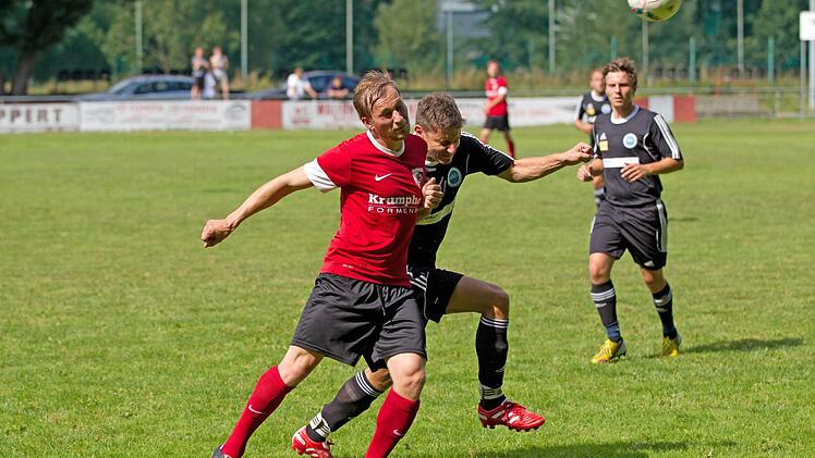 Andreas Böhnlein (im Vordergrund) ebnete mit seinen Vorlagen gegen den TBVFL Neustadt-Wildenheid (Bild) den Weg zum Sieg. Foto: Heinrich Weiß