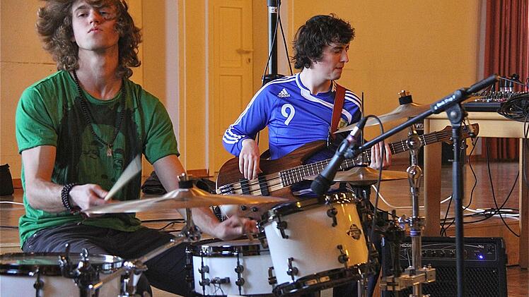 Legen sich mächtig ins Zeug: Die jungen Musikstudenten des "European Band- und Business-Camp". Foto: Gerd Schaar
