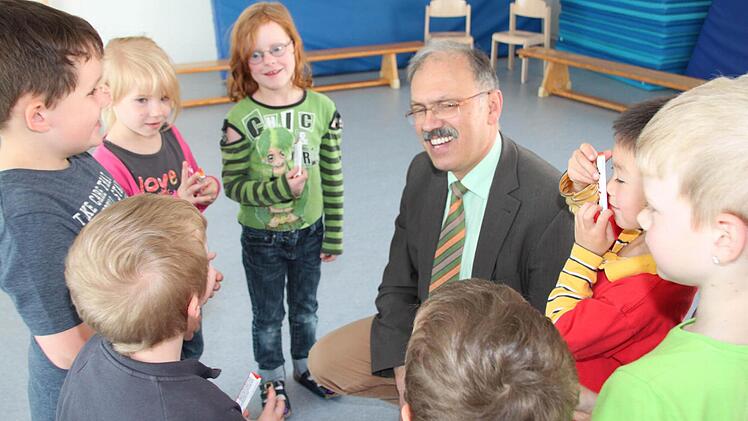 Die Kinder haben für Bürgermeister Johannes Wegner ein Bild gemalt. Foto: Heike Beudert
