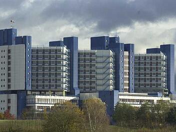 Dunkle Wolken über dem Bamberger Klinikum. Die Vorwürfe gegen einen früheren Chefarzt haben nun einen politischen Streit ausgelöst.  Foto: FT-Archiv
