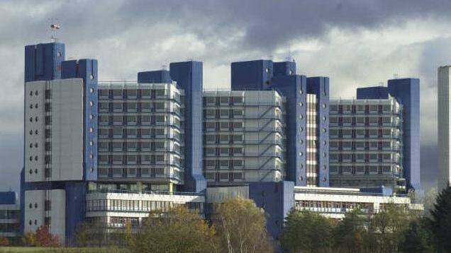 Dunkle Wolken über dem Bamberger Klinikum. Die Vorwürfe gegen einen früheren Chefarzt haben nun einen politischen Streit ausgelöst.  Foto: FT-Archiv