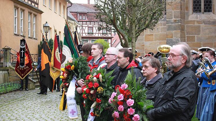 Die Fahnenabordnungen Foto: Katharina Becht