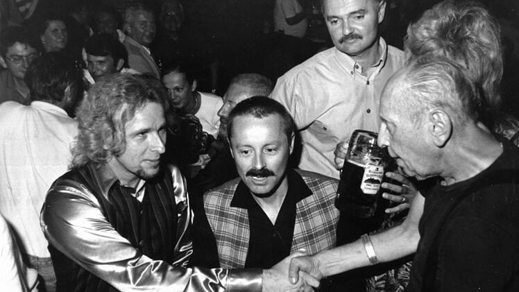 Anschließend nimmt Thomas Gottschalk beim Bierfest ein Bad in der Menge. Foto: Bayerische Rundschau