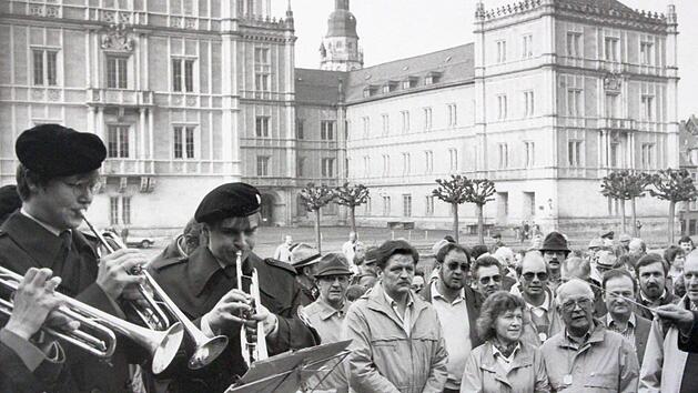 Begleitet von der Coburger Stadtkapelle trafen sich die Wanderer vor der Ehrenburg. Neben dem Dirigenten (von rechts nach links): Altbundespräsident Karl Carstens, der frühere MdB Otto Regenspurger, Alt-OB Karl-Heinz Höhn, dahinter Hans-Heinrich Ulmann, Elfriede Höhn, dahinter Arnfried Fischer, Peter Reingruber und Wolfgang Süße. Fotos: Klaus Wöhner / CT-Archiv