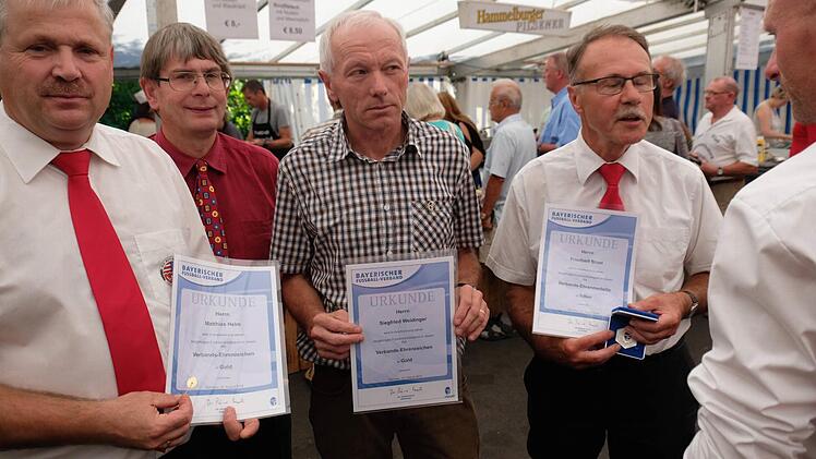 (Vorn, v. l.): Matthias Helm, Siegfried Weidinger und Friedbert Brust wurden mit Gold des Bayerischen Fußball-Verbandes geehrt. Foto: Gerd Schaar